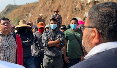 Bloquean la Autopista del Sol; pobladores rechazan ingreso de autodefensas