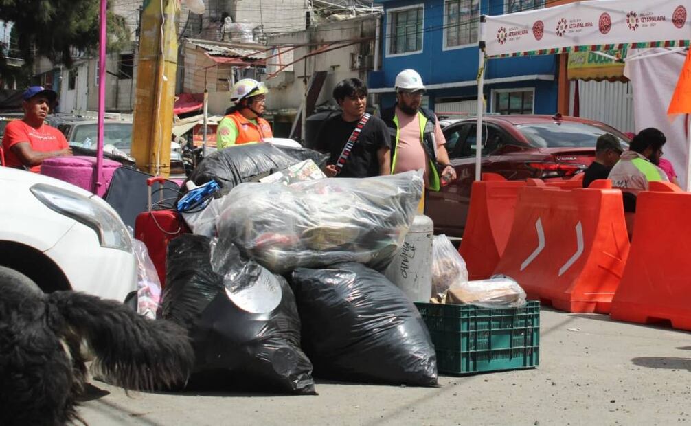Un integrante de la familia, hace guardia para cuidar las pertenencias varadas en la calle, mientras su mamá y su abuela se encargan de transportarlas a su hogar temporal.
Foto: Darío Luna