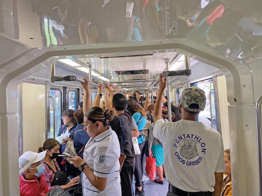 En el transporte público son pocas las personas con cubrebocas, pese a la recomendación de usarlo en espacios cerrados o con poca ventilación. Foto: Omar Díaz / El Universal