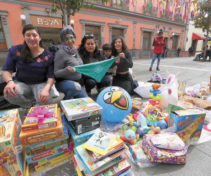 Instaladas en el andador Constitución de Los Portales de Toluca, las jóvenes recibirán hasta hoy los juguetes que la gente quiera donar. Foto/JORGE ALVARADO. EL UNIVERSAL
