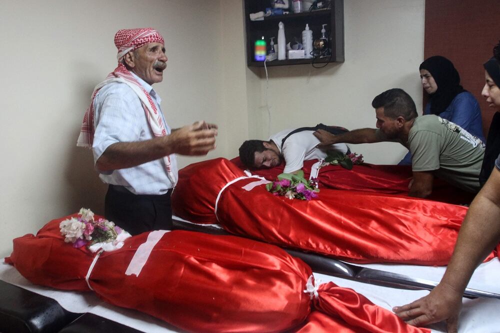 Los familiares con los cuerpos de cuatro miembros de la misma familia, incluidos dos niños, muertos en un ataque israelí en la zona de Wadi al-Kafur del distrito de Nabatiyeh, en el sur del Líbano, el 17 de agosto de 2024, en medio de los continuos enfrentamientos transfronterizos entre israelíes. tropas y combatientes de Hezbolá. Foto: AFP