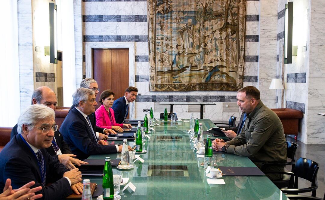El ministro de Asuntos Exteriores italiano, Antonio Tajani, junto al jefe de la oficina presidencial de Ucrania, Andriy Yermak, en la Conferencia Internacional sobre Desarrollo y Migración, en la Farnesina de Roma. Foto: EFE
