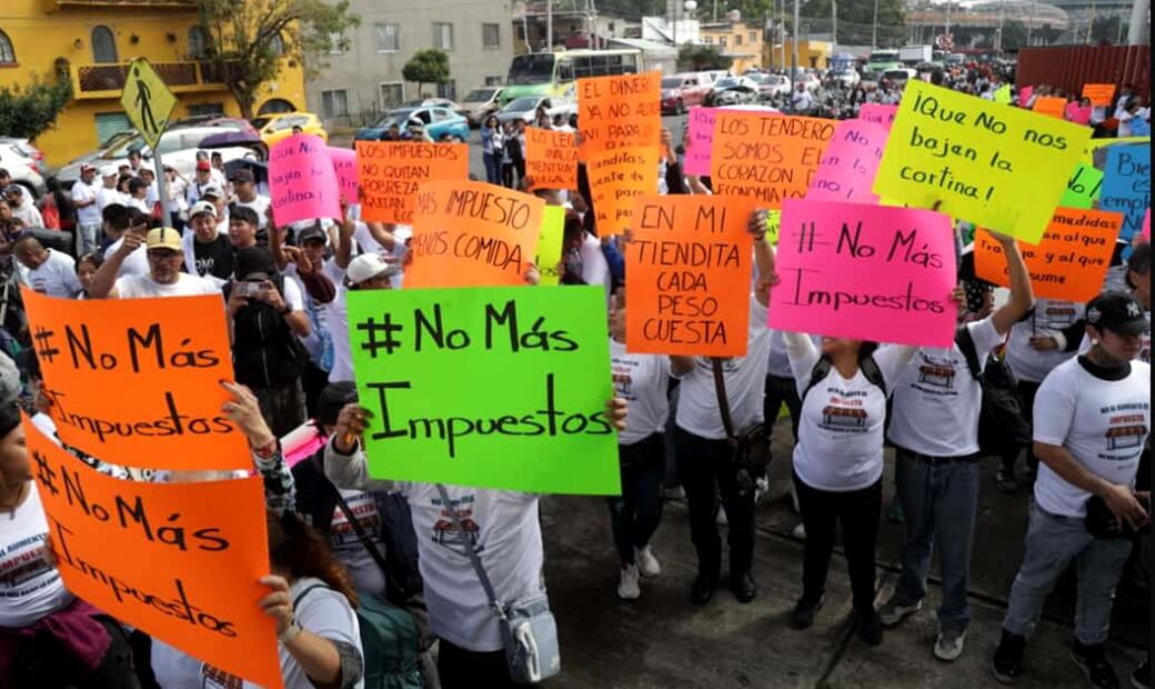 Comerciantes de la ANPEC se manifestaron contra el aumento del IEPS a bebidas azucaradas y cigarros afuera de la Cámara de Diputados en la Ciudad de México, el 7 de octubre de 2025. Foto: Carlos Mejía/EL UNIVERSAL