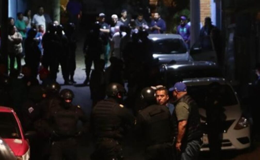 Pegan en el Metro carteles de Giovana "N", la mujer que se llevó a Fátima