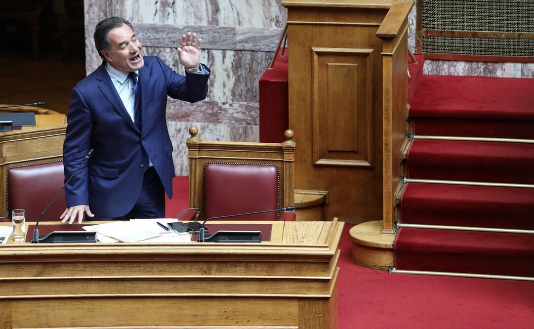 El Ministro de Trabajo y Seguridad Social, Adonis Georgiadis, habla durante una sesión parlamentaria antes de la votación de los cambios previstos en la legislación laboral por parte de los legisladores, en el Parlamento helénico de Atenas. Foto: EFE