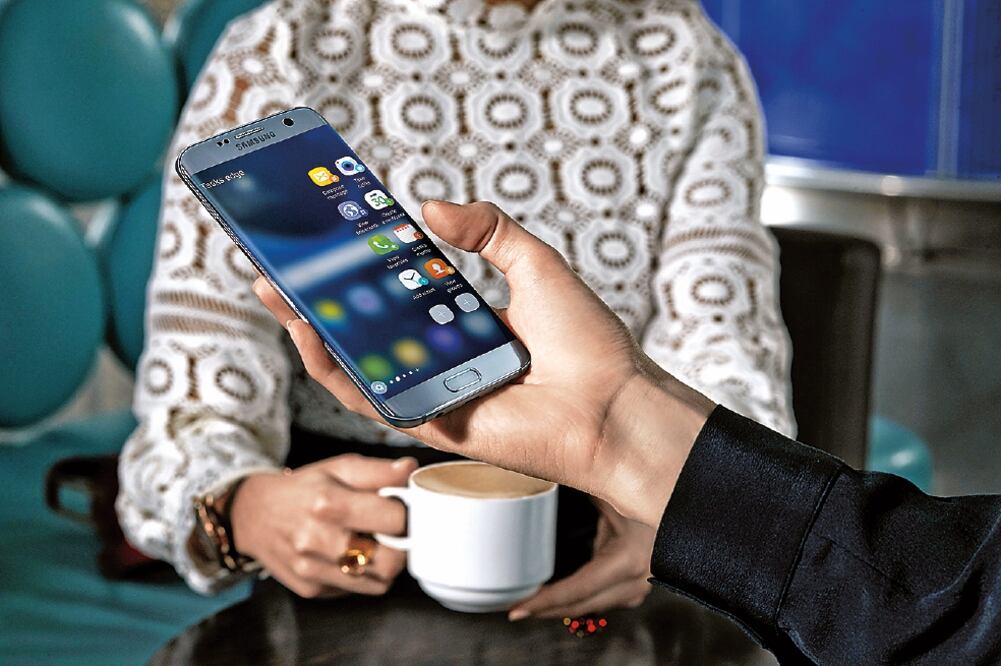 Los teléfonos están sellados internamente para resistir al polvo y al agua (CORTESÍA)