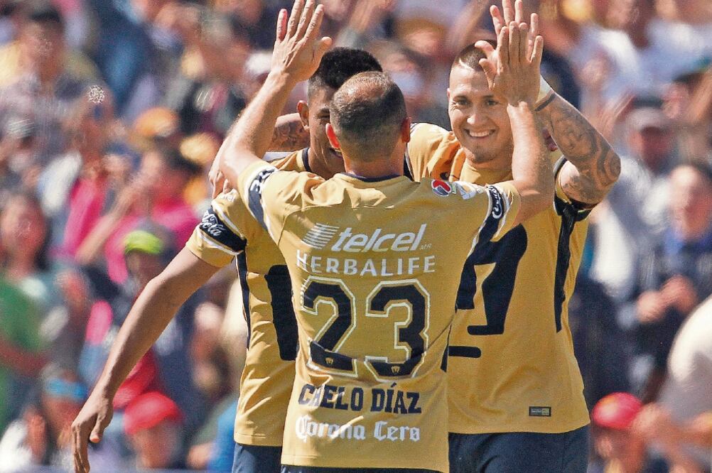 Tarde de fiesta se vivió en la cancha del estadio de CU. (AP)