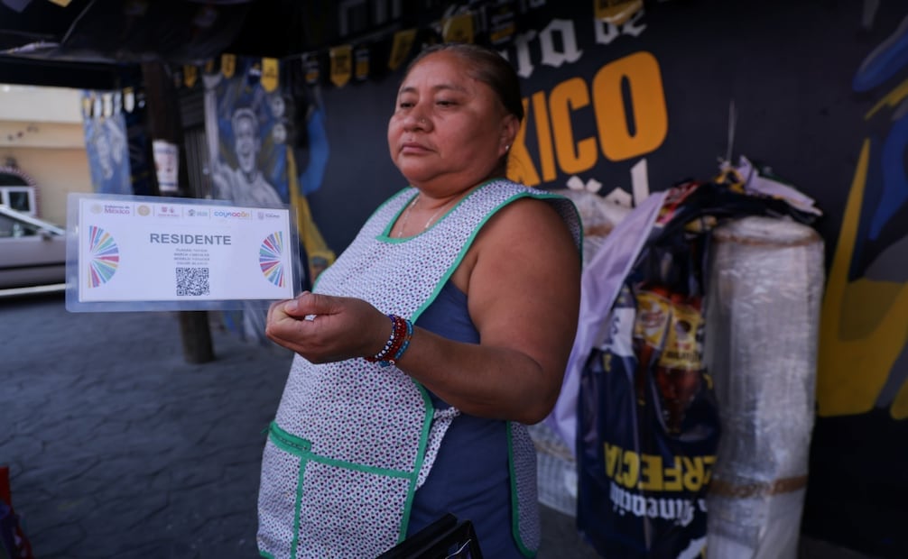 Vecinos de Santa Úrsula Coapa ya portan con el tarjetón con el que podrán transitar con sus vehículos en los partidos de la copa mundial cercanos al estadio CDMX. Foto: Fernanda Rojas/ El Universal
