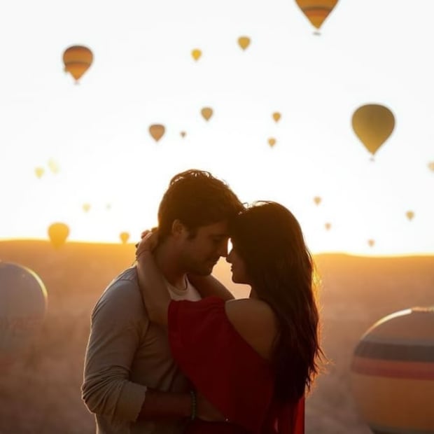 Diego Boneta y Renata Notni disfrutan de su amor entre globos aerostáticos