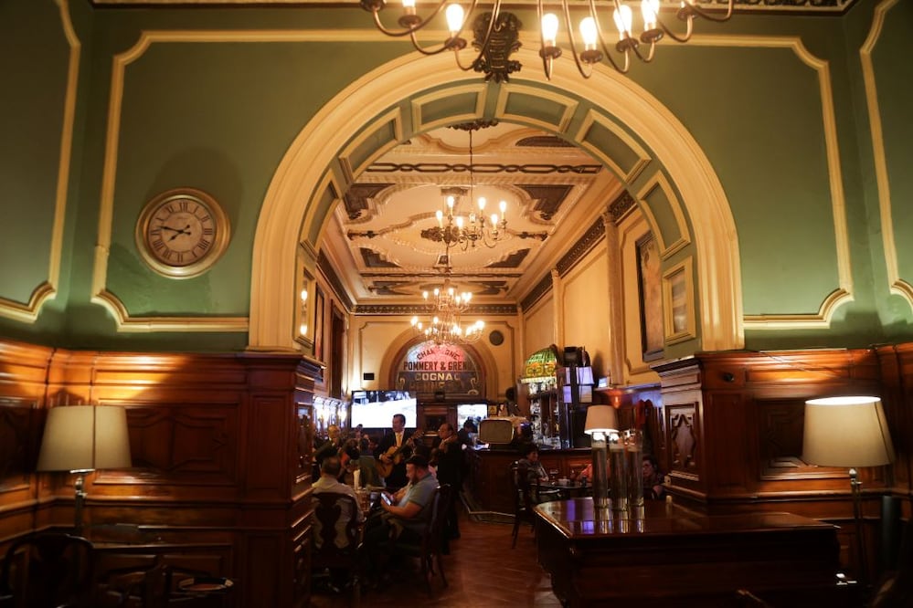 Interior del Bar Mancera, donde la réplica del Triunfo de Baco acompaña las tertulias nocturnas. Crédito: CARLOS MEJIA/EL UNIVERSAL