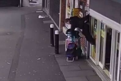 "Tenía que pasarme a mí": mujer se queda colgando de la cortina de una tienda; video se vuelve viral