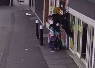 "Tenía que pasarme a mí": mujer se queda colgando de la cortina de una tienda; video se vuelve viral