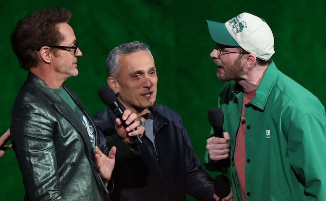 Chris Evans y Robert Downey Jr. se reencuentran para presentar “Avengers: Doomsday” y desatan la euforia