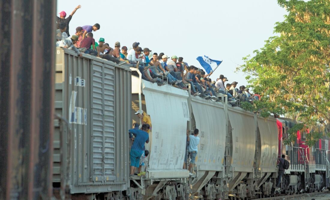 Migrantes centroamericanos viajan montados en el lomo del tren La Bestia , con el fin de atravesar México y llegar a Estados Unidos. Foto: MOISÉS CASTILLO. AP