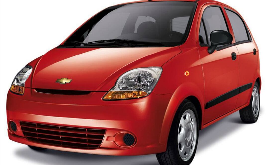 Chevrolet Matiz Costo: De 104 mil 500 pesos a 109 mil 900 pesos. Es un modelo subcompacto simpático que da la sensación de que lo puedes estacionar casi en cualquier sitio. Motor 1.0 litros con 65 caballos de fuerza (hp), transmisión manual  y automática, con un tanque de gasolina para 35 litros. Rendimiento de gasolina 18.9 km/l.