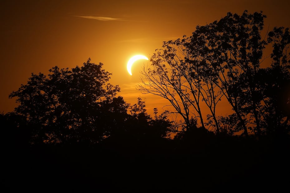 La Luna cubre al Sol, durante el eclipse solar, visto parcialmente en Salzburgo, Austria. FOTO: DARKO VOJINOVIC. AP