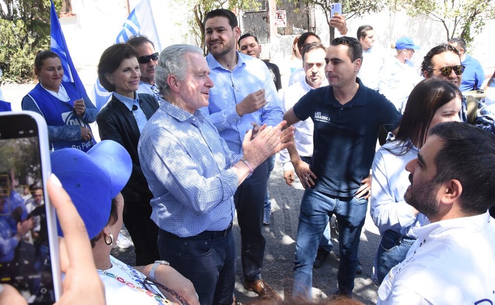 Santiago Creel en un recorrido el 25 de marzo de 2023 en San Pedro Garza García, en Nuevo León: Emilio Vásquez