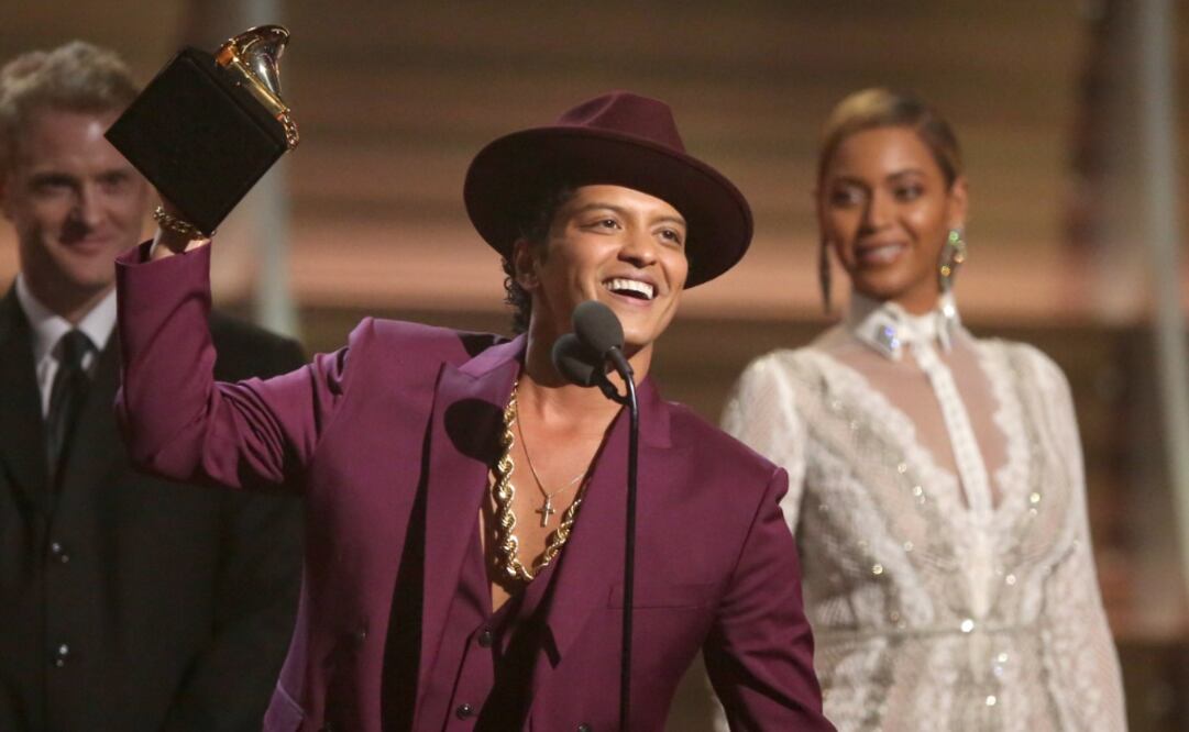 Bruno Mars se llevó el premio principal de la noche en los Grammy, Grabación del Año por Uptown Funk  FOTO:AP 