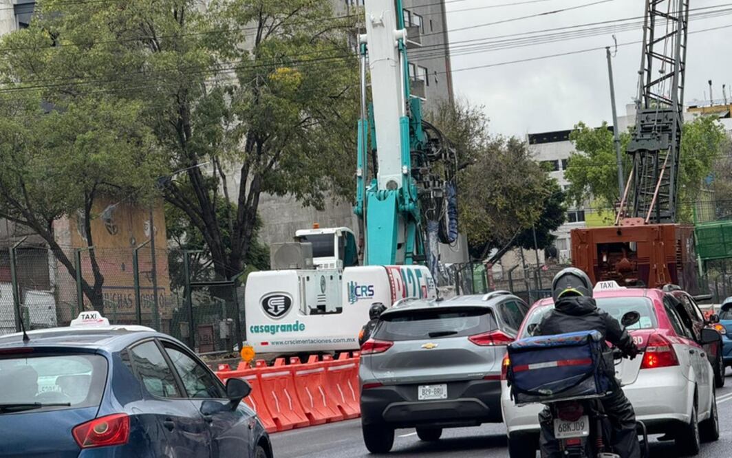 Instalación de los primeros pilotes de la calzada flotante sobre Tlalpan. Foto: especial