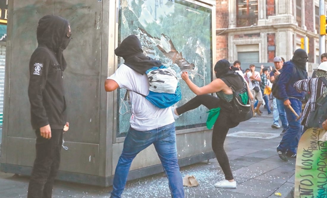 Jóvenes embozados irrumpieron en la marcha del 2 de Octubre, durante la cual vandalizaron parte del mobiliario urbano. Foto: BERENICE FREGOSO. EL UNIVERSAL