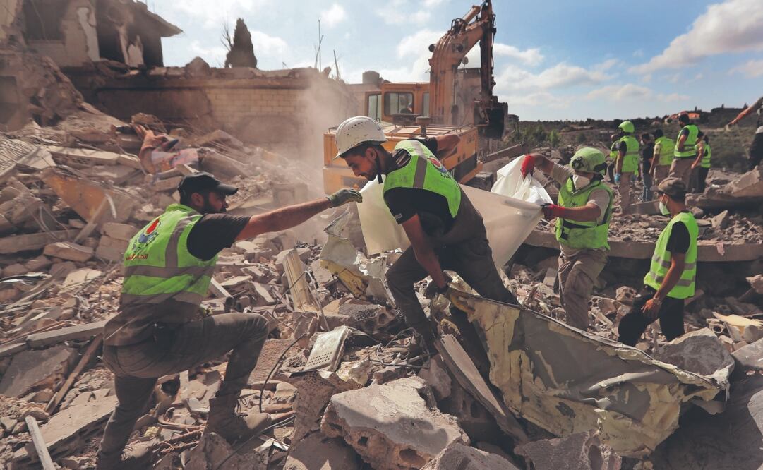 Rescatistas transportan restos de personas muertas, tras ataques aéreos israelíes en la aldea de Qana. Foto: de Mohammad Zaatari. AP