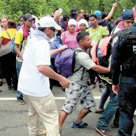 Autoridades frenan paso de centroamericanos