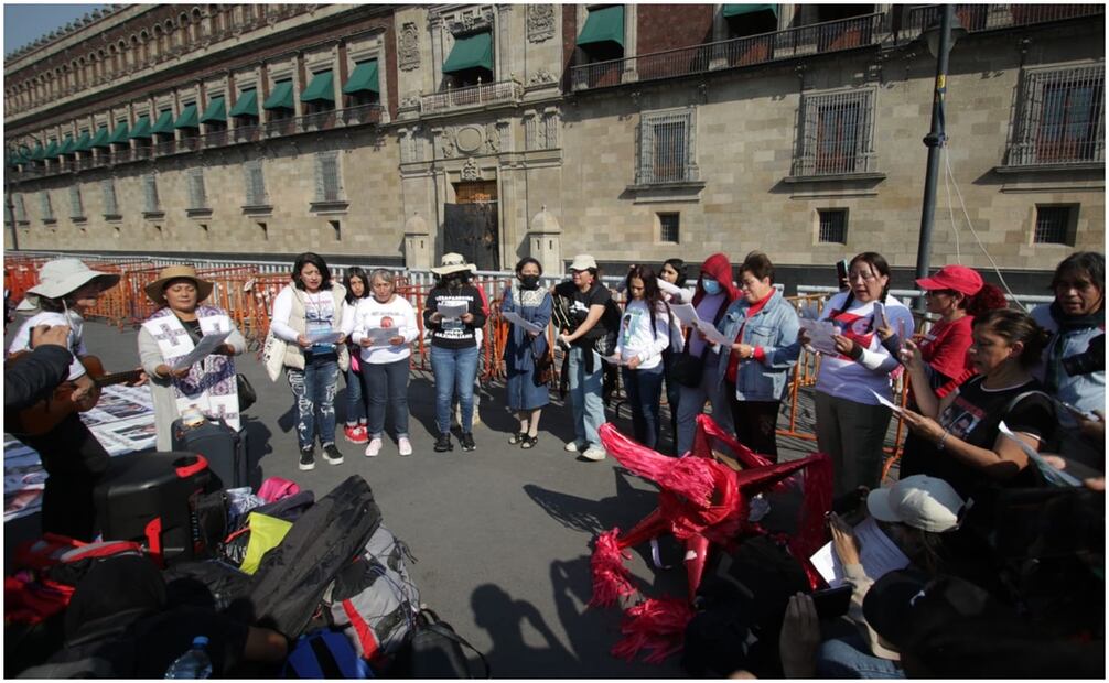 Madres buscadoras protestan en Palacio Nacional. Foto: Carlos Mejía/ EL UNIVERSAL