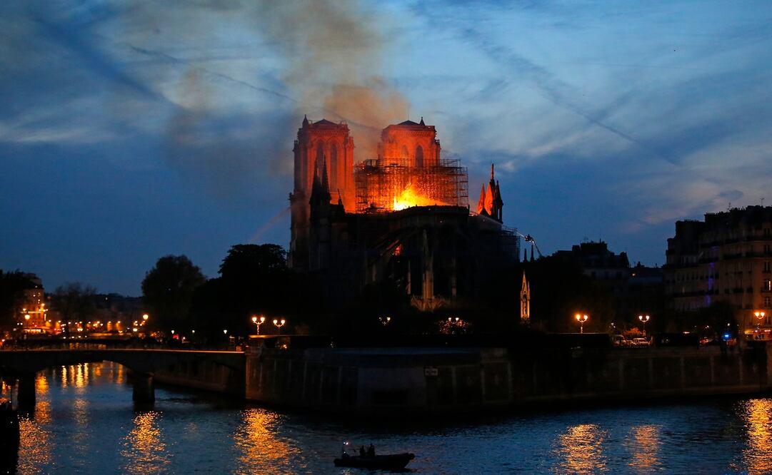 Las campanas de la catedral repicarán este miércoles a las 20:00 para conmemorar el incendio (Foto: AP)