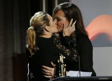 Kate Winslet besa a otra actriz en entrega de premios
