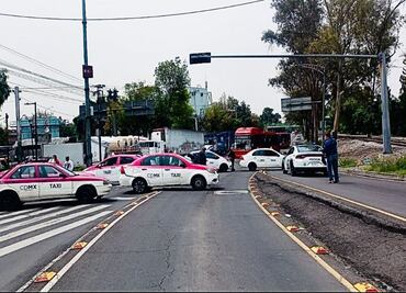 Taxistas bloquean Eje 5 Norte; protestan en Azcapotzalco por retención de una unidad