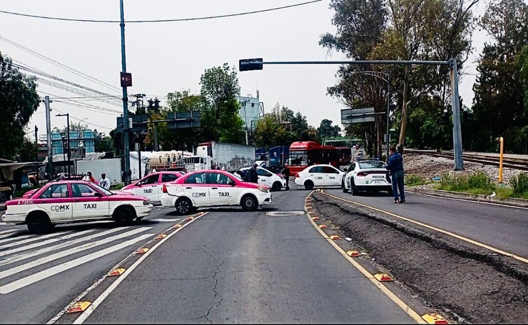 Bloqueo de taxistas colapsa Eje 5 Norte; protestan en Azcapotzalco por retención de unidad. Foto: Especial