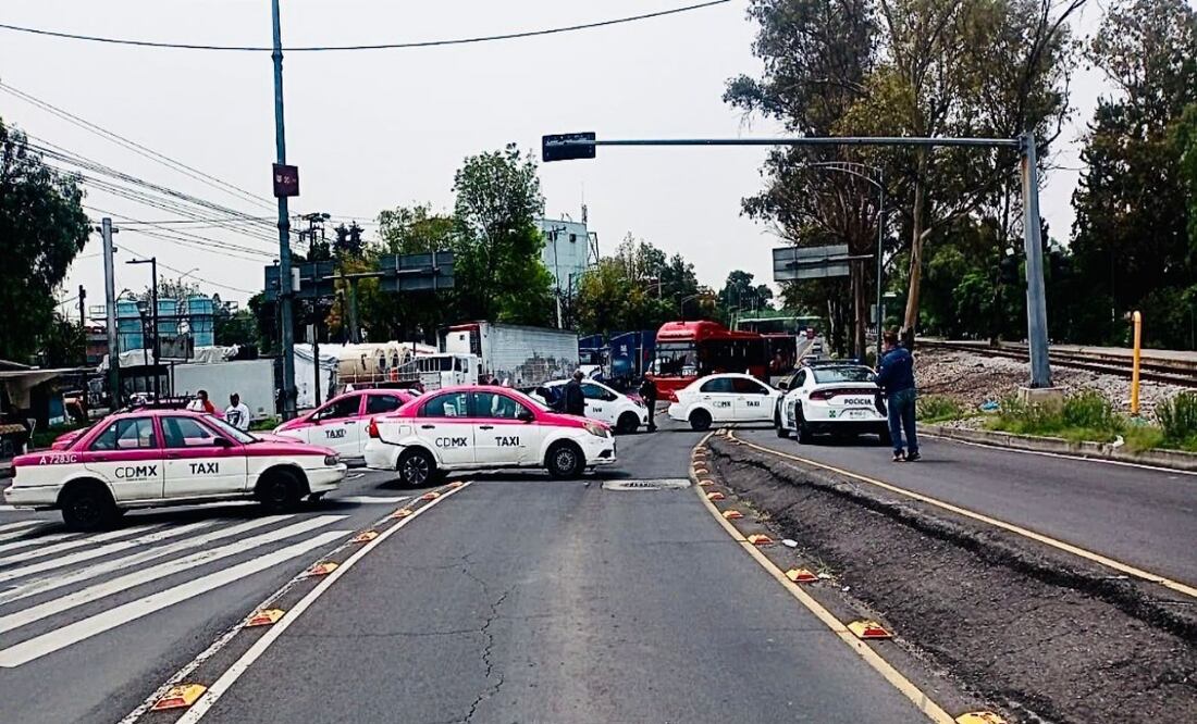 Bloqueo de taxistas colapsa Eje 5 Norte; protestan en Azcapotzalco por retención de unidad. Foto: Especial