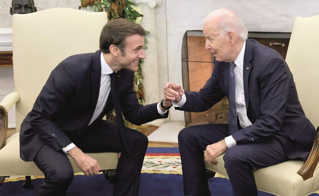 El presidente Joe Biden conoce al Presidente Francés Emmanuel Macron en la oficina Oval de la Casa Blanca en Washington, DC. Foto: Ludovic Marin / AFP
