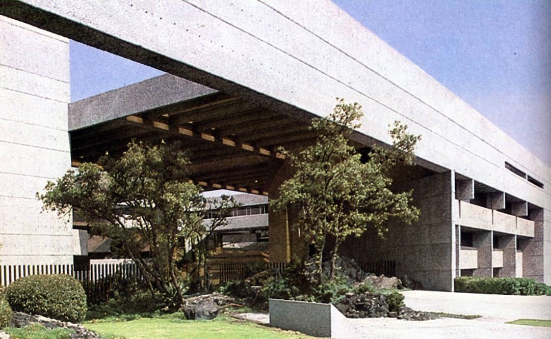 Ejemplo del estilo brutalista es la arquitectura del Colegio de México (COLMEX) proyecto de los Arquitectos Abraham Zabludovksy y Teodoro González de León, construido en 1976, la estructura de cemento resalta sin ningún acabado. Está ubicado sobre la carretera Picacho-Ajusco 20 Ampliación, Tlalpan. Colección Carlos Villasana.