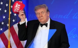 Trump arremete contra prensa crítica en cena de corresponsales; bromea con buscar un "cuarto mandato"
