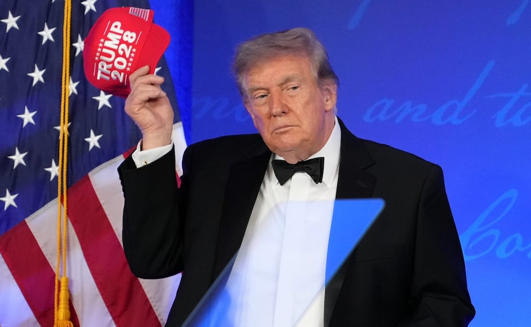 Donald Trump interviene durante la cena de corresponsales, donde alternó bromas con ataques a periodistas, medios de comunicación y dirigentes demócratas (24/07/2026). Foto: AP