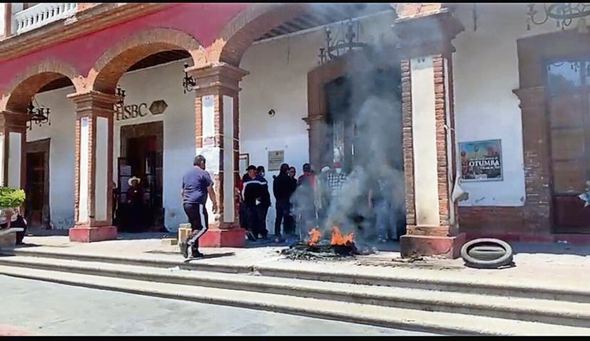 Pobladores incendiaron llantas a las puertas de la presidencia municipal de Otumba para exigir apoyo para apagar los siniestros. Foto: Tomada de video