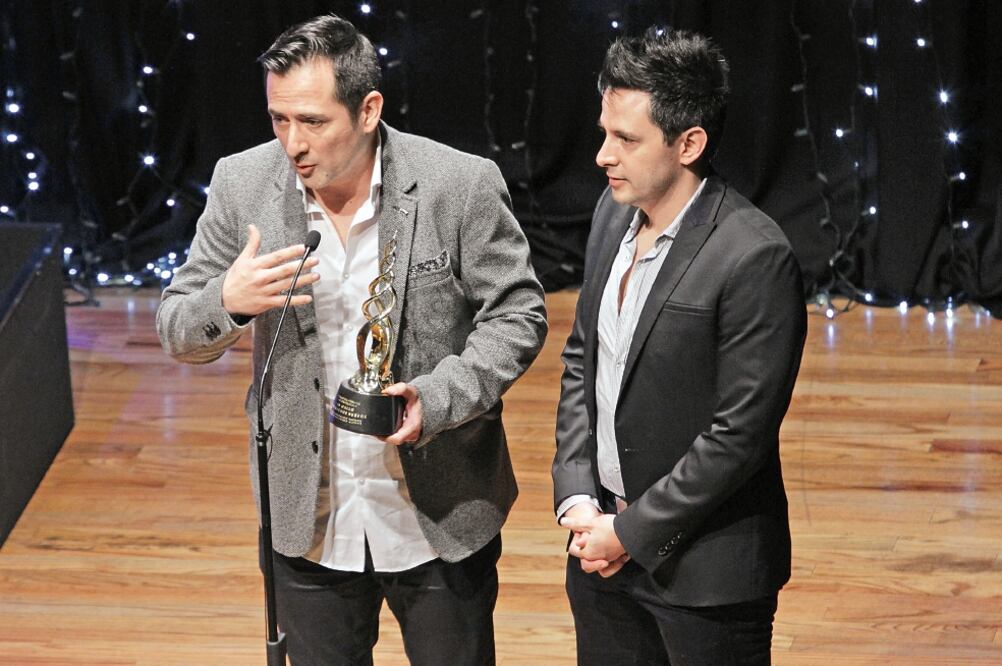 Un gallo con mucho huevos obtuvo el premio a Mejor película de animación. Aquí Rodolfo y Gabriel Riva palacio con la estatuilla (CARLOS MEJIA. EL UNIVERSAL)