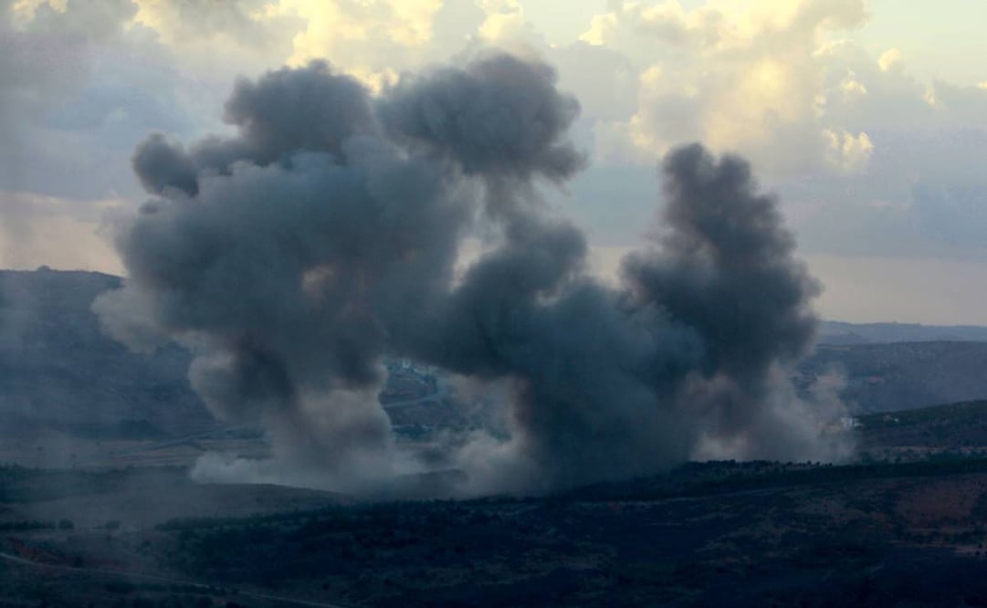 Sale humo del lugar de un ataque aéreo israelí que tuvo como objetivo la zona sur de Dimachqiyeh. Foto: AFP