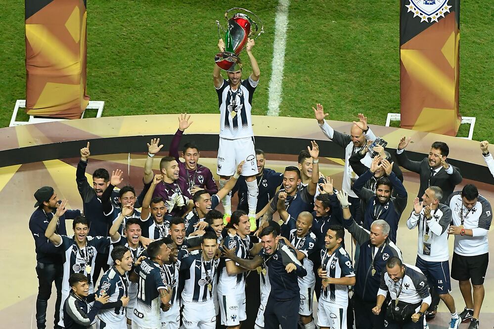 Imago7. Basanta levanta el título de campeón.