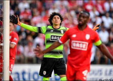 Con Ochoa, Standard golea al Genk y se acerca a Champions