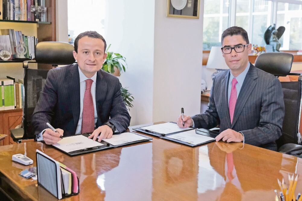 El director general del IMSS, Mikel Arriola, y el jefe del SAT, Osvaldo Santín, firmaron ayer un convenio de colaboración para combatir los esquemas ilegales en perjuicio del fisco federal y de los trabajadores (CORTESÍA IMSS)