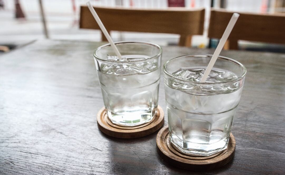 Morena lawmaker Mario Delgado drank a glass of water from the water purifiers - Photo: File Photo/EL UNIVERSAL