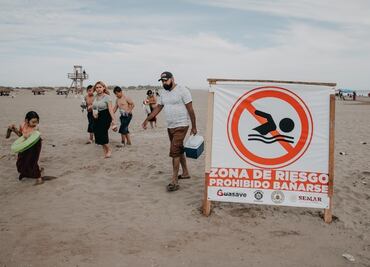 Desalojan a bañistas por mar de fondo en playas de Guasave, Sinaloa
