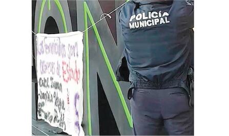 “¡Nos están matando!”, protestan con mantas