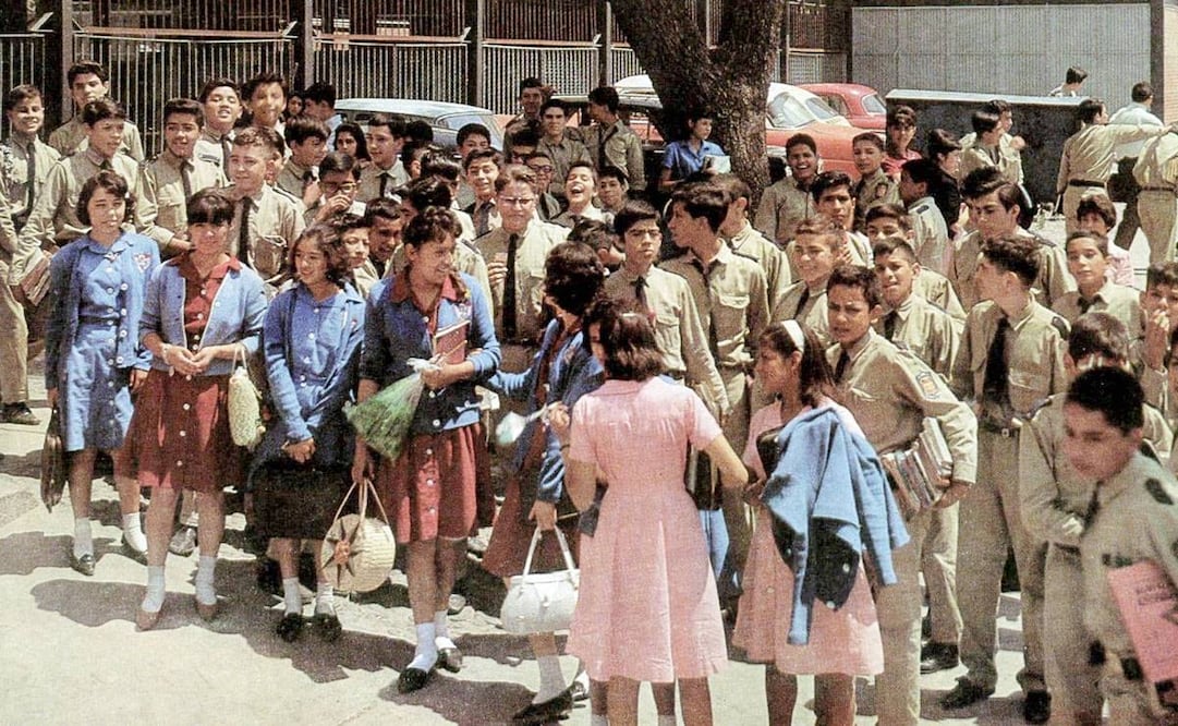 Alumnos de la Secundaria 17 "Constitución de 1857" en la década de 1960. Este edificio está en el cruce del Viaducto Miguel Alemán y la avenida Patriotismo, colonia Escandón. Se aprecian los colores de los uniformes tradicionales de las secundarias públicas del turno mixto, café y guinda, tanto de mujeres como de hombres. Col. Carlos Villasana.