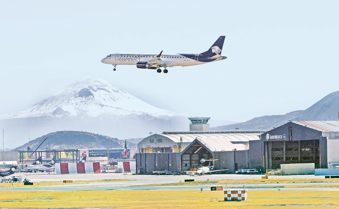 Should the airport in Texcoco be cancelled, the Benito Juárez International Airport would require some serious modifications in response to its saturation - Photo: Carlos Mejía/EL UNIVERSAL