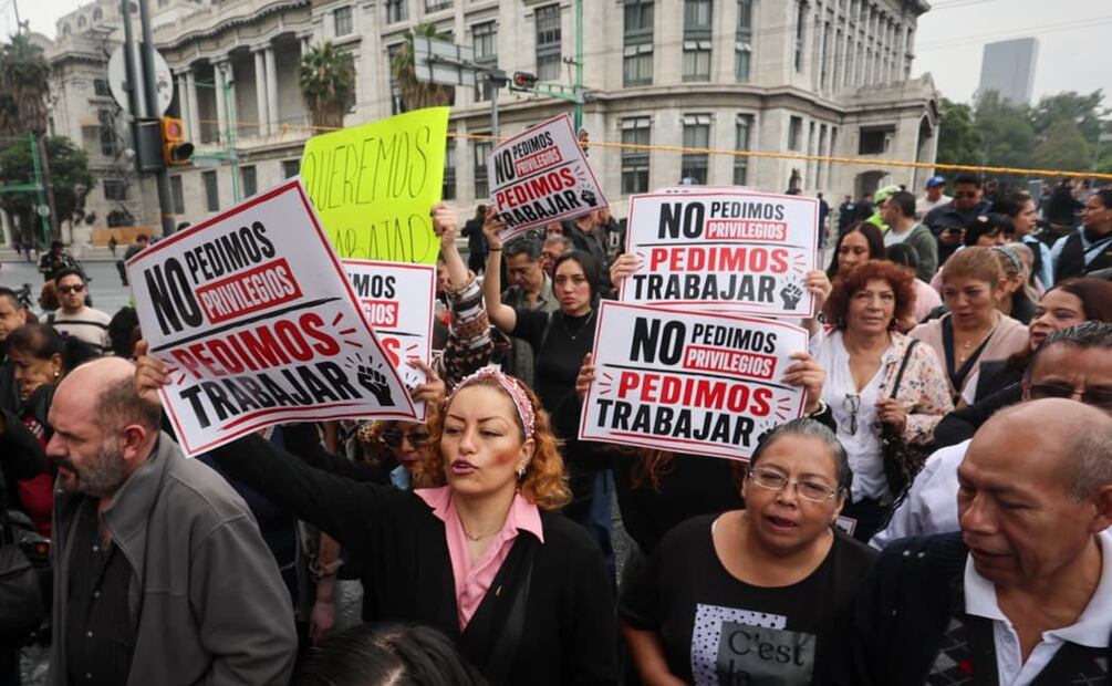 Trabajadores alzan la voz debido a las perdidas millonarias por no tener ventas esto por el colocamiento de vallas alrededor del Zócalo que impiden el paso de los clientes. Foto: Luis Camacho / EL UNIVERSAL