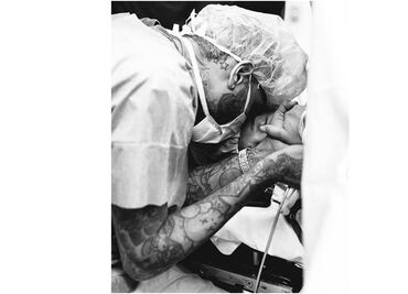 Con tierna foto, Chris Brown presenta a su segundo hijo