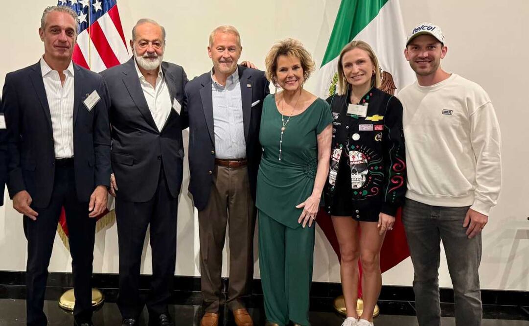 Ronald Johnson, embajador de Estados Unidos en México, felicitó al piloto mexicano Daniel Suárez por su triunfo en la NASCAR. Foto: Tomada de la cuenta de X de @USAmbMex.